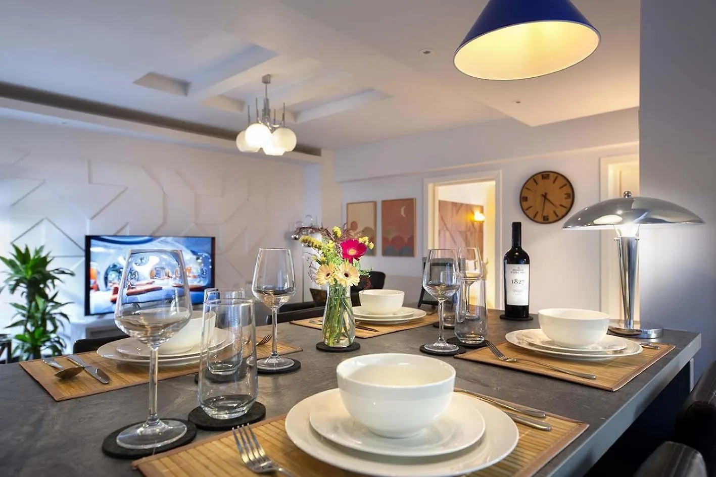 Stellar Retreat Newly Remodeled And Spacious 2Br W Balcony Apartment Bucharest Romania