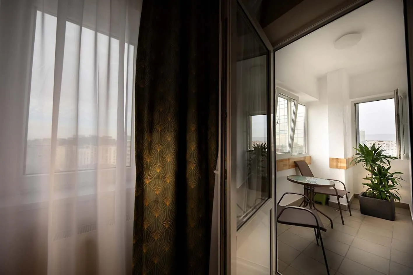 Stellar Retreat Newly Remodeled And Spacious 2Br W Balcony Apartment Bucharest 0*,  Romania